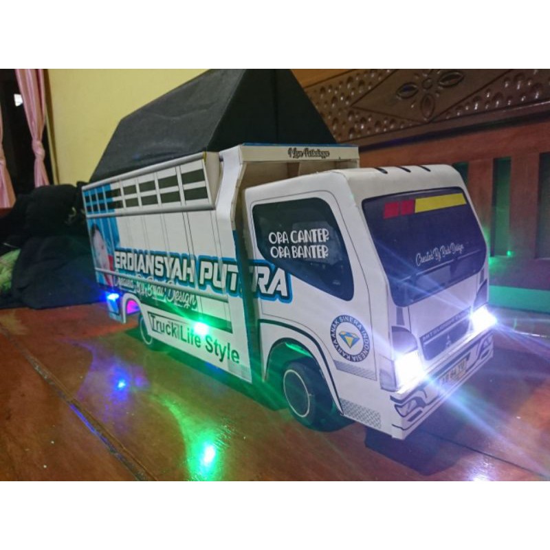 Miniatur truk oleng remot