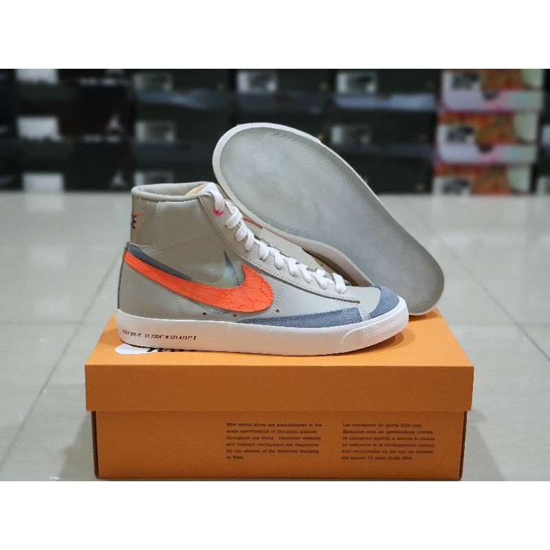 sepatu sneakers nike blazer mid '77 stone/laser orange