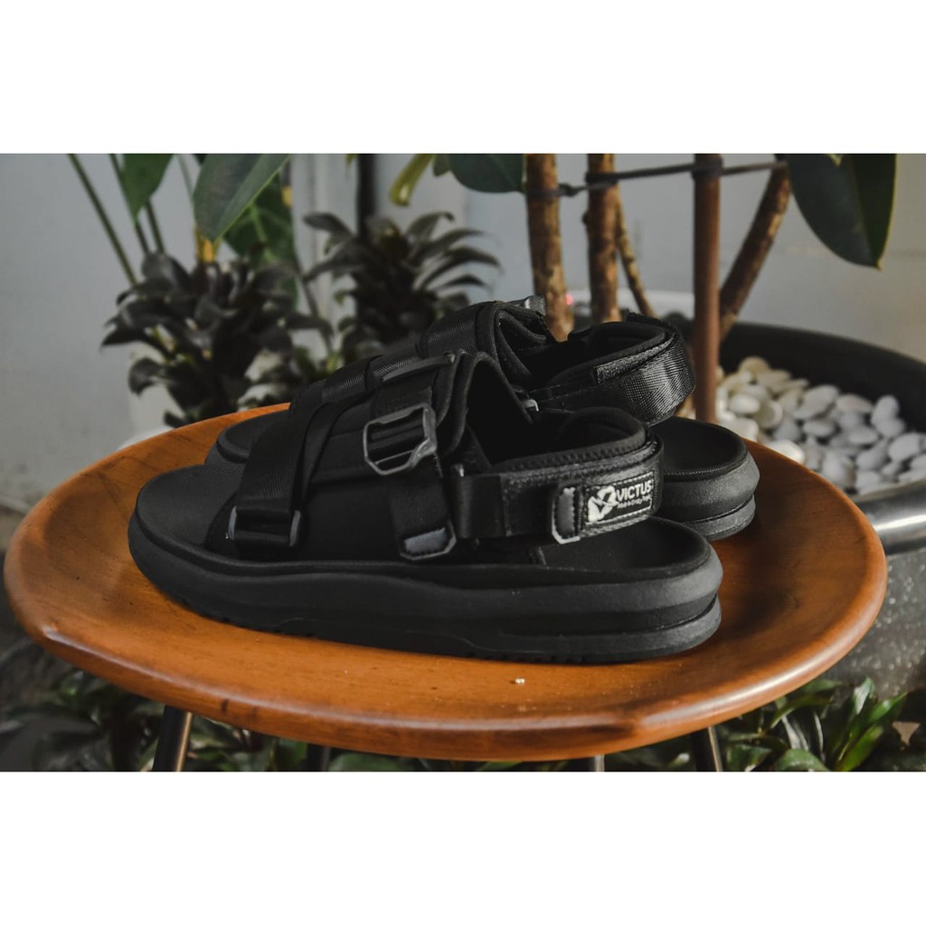 SANDAL KASUAL PRIA VOLKERFOOTWEAR X VICTUS ARTIKEL MOCK UP FULLBLACK