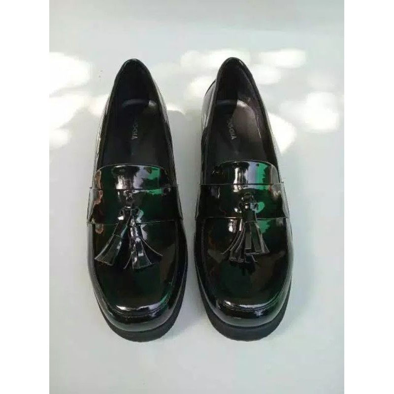 Sepatu wanita slip on hitam sepatu dinas kantor kilap loafers