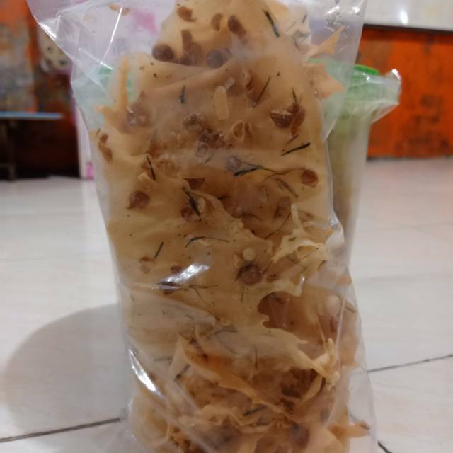 

Peyek kacang, rebon, dan rawit dengan daun jeruk