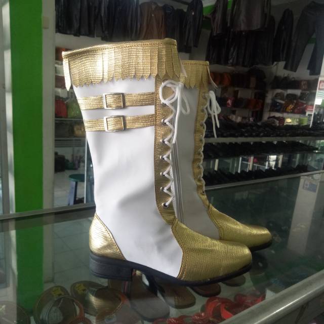 Sepatu mayoret putih emas