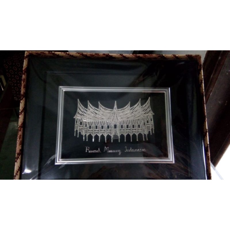 Hiasan Dan Pajangan Dinding Rumah Gadang Perak