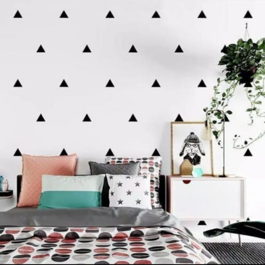 WALLPAPER DINDING MOTIF SEGI TIGA HITAM DASAR PUTIH