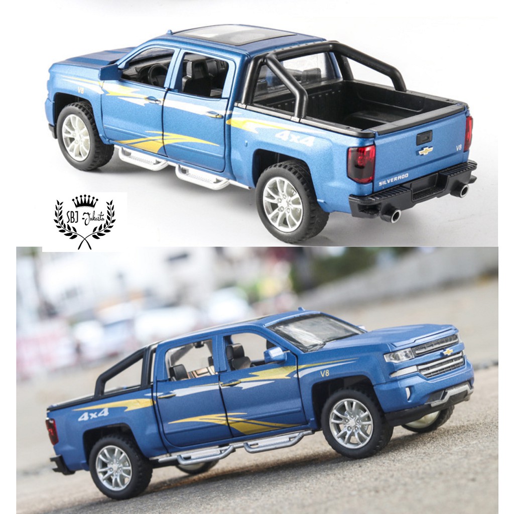 Diecast mobil Chevrolet Silverado 4x4 Metal Series Skala 1:32 Miniatur Mobil Koleksi Pajangan