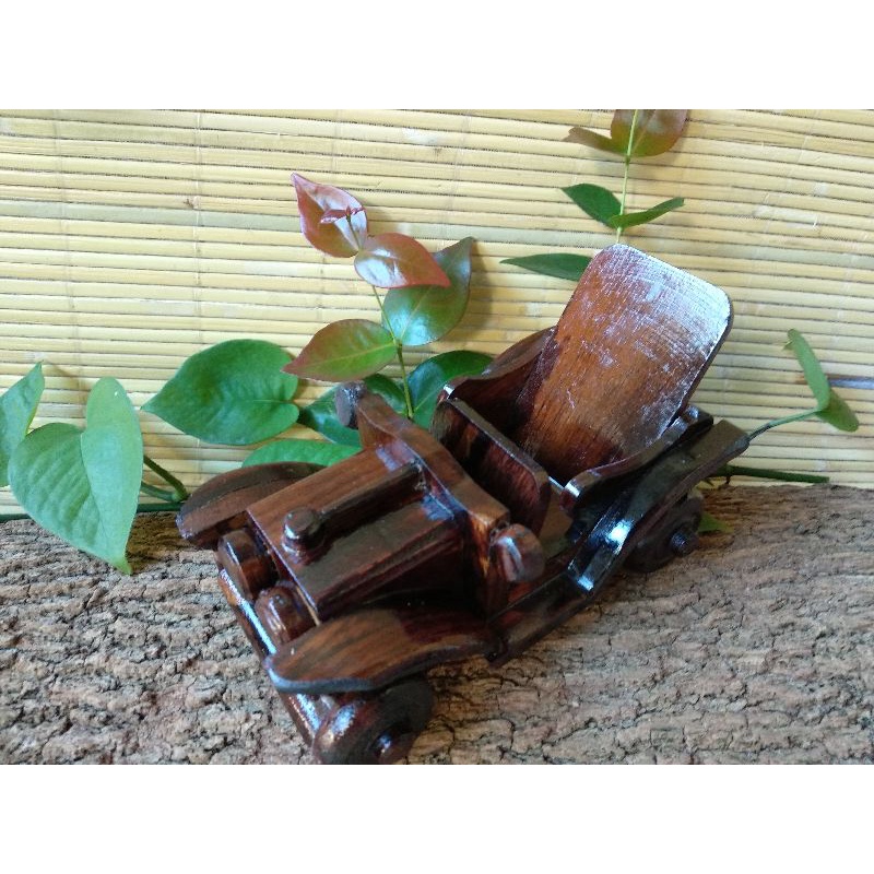 Miniatur mobil kayu