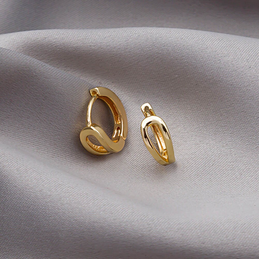 Anting Hoop Bentuk Lingkaran Kecil Warna Emas Bahan Logam Gaya Steampunk Untuk Wanita