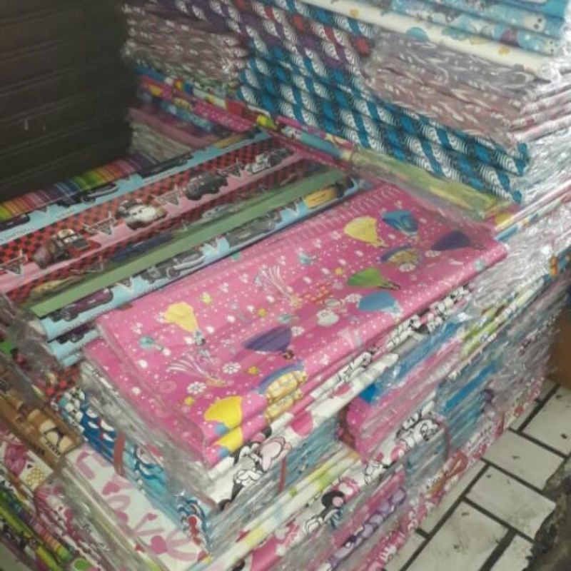 

Kertas Kado Bungkus Hadiah Pesta Ulang Tahun Motif per pack isi 100 Lembar