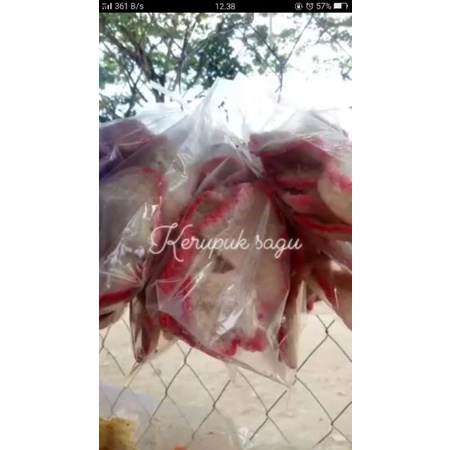 

kerupuk sagu yang sudah digoreng seribuan