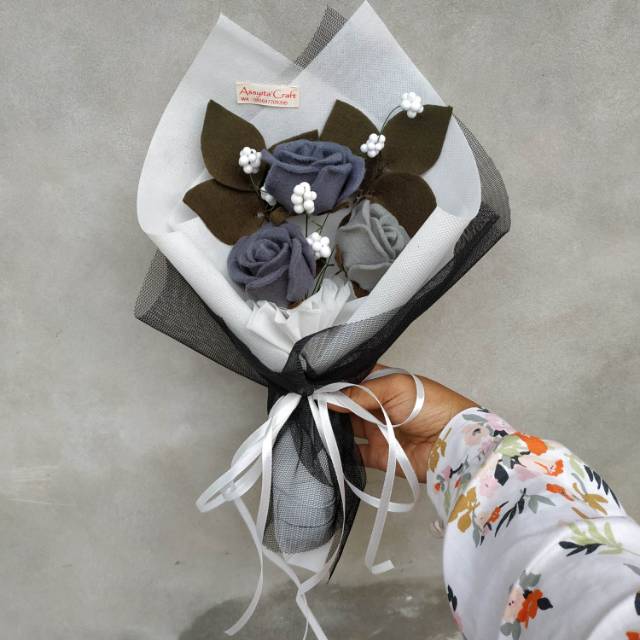 Mini monochrome bouquet/buket cowok/graduation/buket bunga flanel/buket wisuda/bunga wisuda