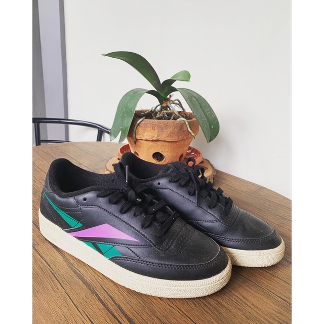 sepatu sneaker merk Reebok