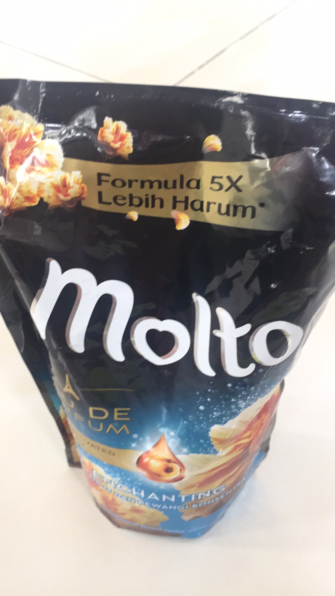 Molto Pelembut Dan Pewangi Pakaian Eau De Parfum 720ml