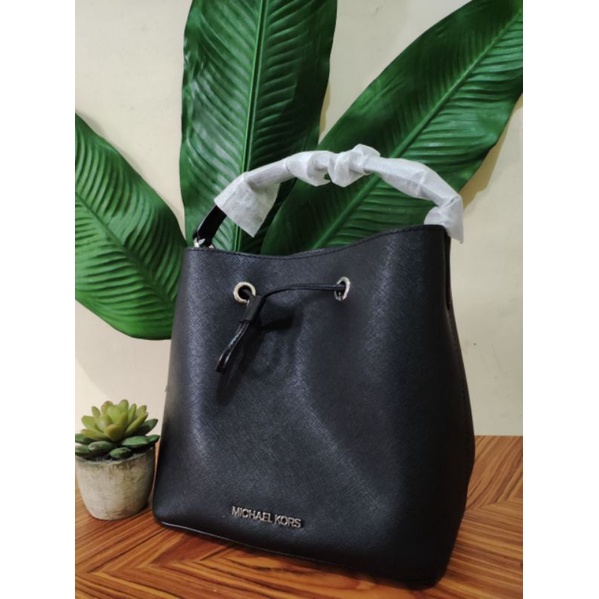 Tas MK/ Michael Kors Suri Medium Bucket Messenger black
