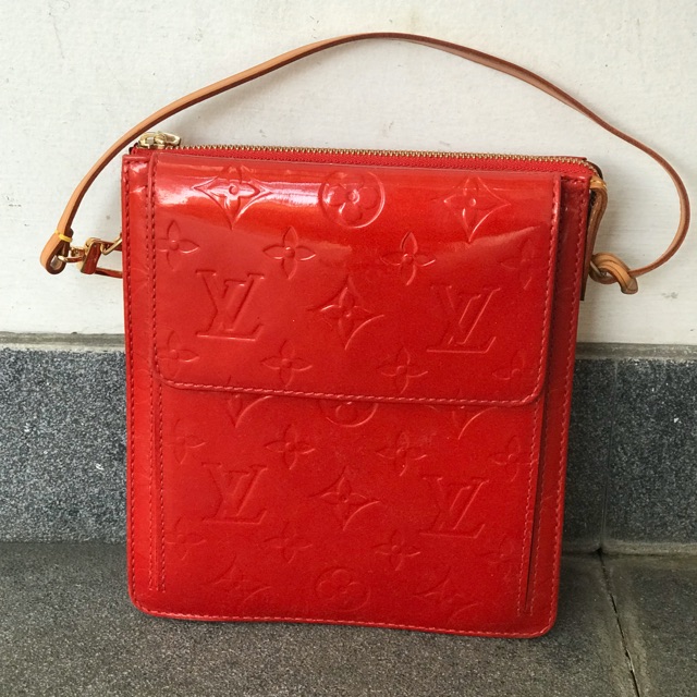 LV Pochette Bag Red Vernis Very Good Condition Authentic Second