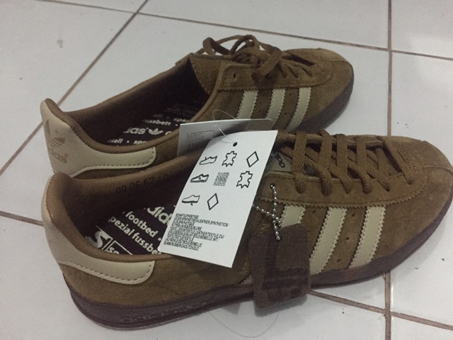 harga adidas mallison