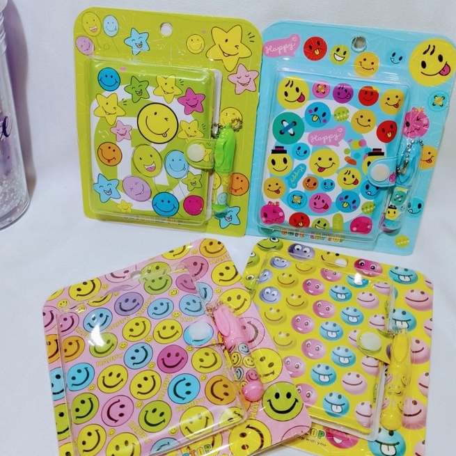 

PAKET 2 IN 1 EMOJI SMILE CUTE SPECIAL EDITION ISI NOTEPAD DAN MINI PEN HARGA TERMURAH ADA 4 PILIHAN WARNA PAKET ALAT TULIS MURAH SET 2IN1 GAMBAR EMOTICON READY GROSIR DAN COD