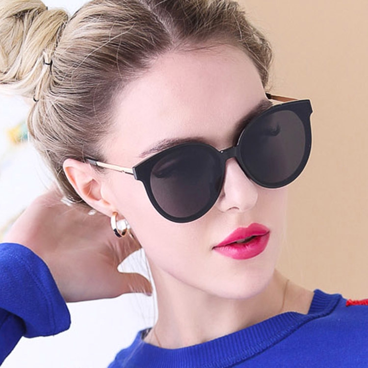 European and American retro fashion street shooting wild men and women sunglasses