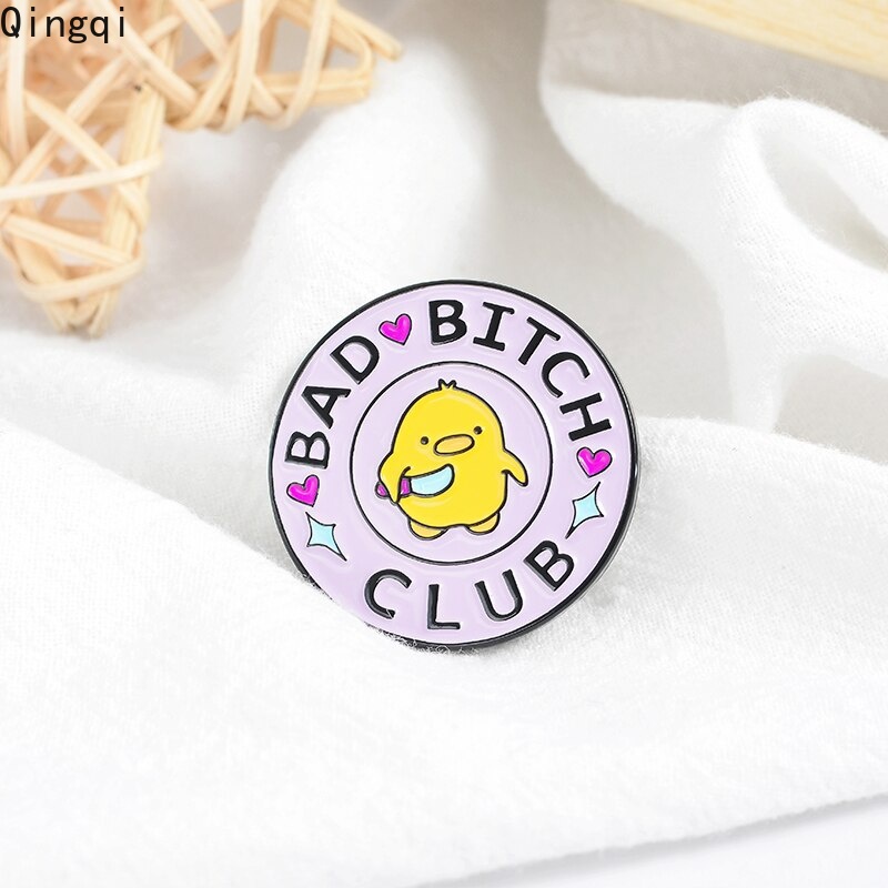 Bros Pin Enamel Desain Kartun Bebek Kuning Bad Bitch Club Dengan Pisau Untuk Hadiah