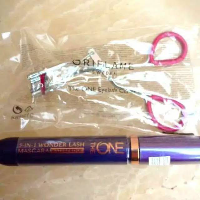 The One Mascara 5 in 1 Wonderlash Waterproof // Curler