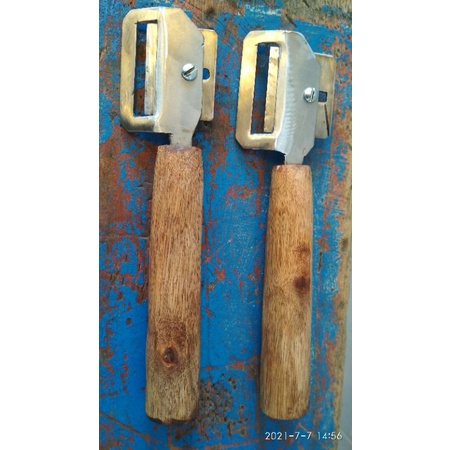 pisau serut kulit ari kelapa