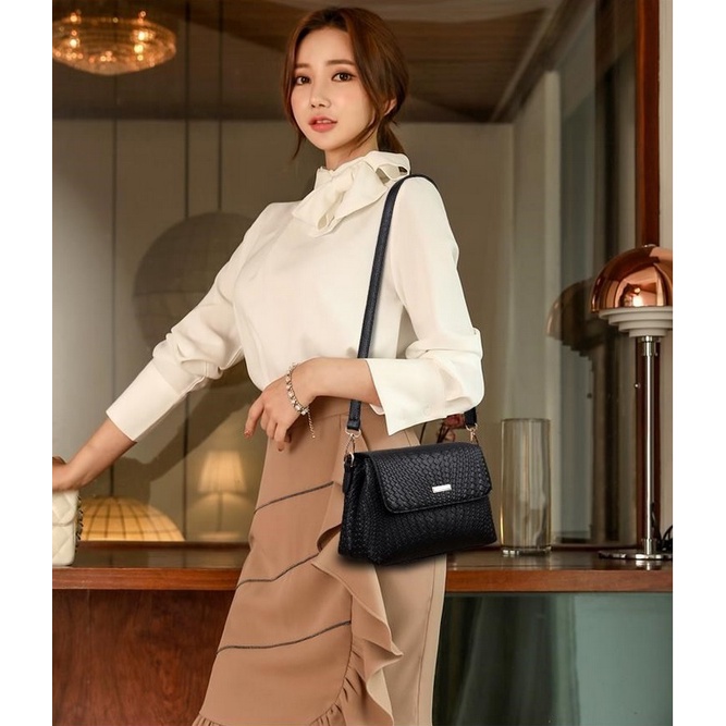 TFT AX200185 92844 AX844 B2018 C0650 D02488 E4178 R6056 D21 (1 KG MUAT 3) Tas Selempang Wanita Import Stylish Elegant