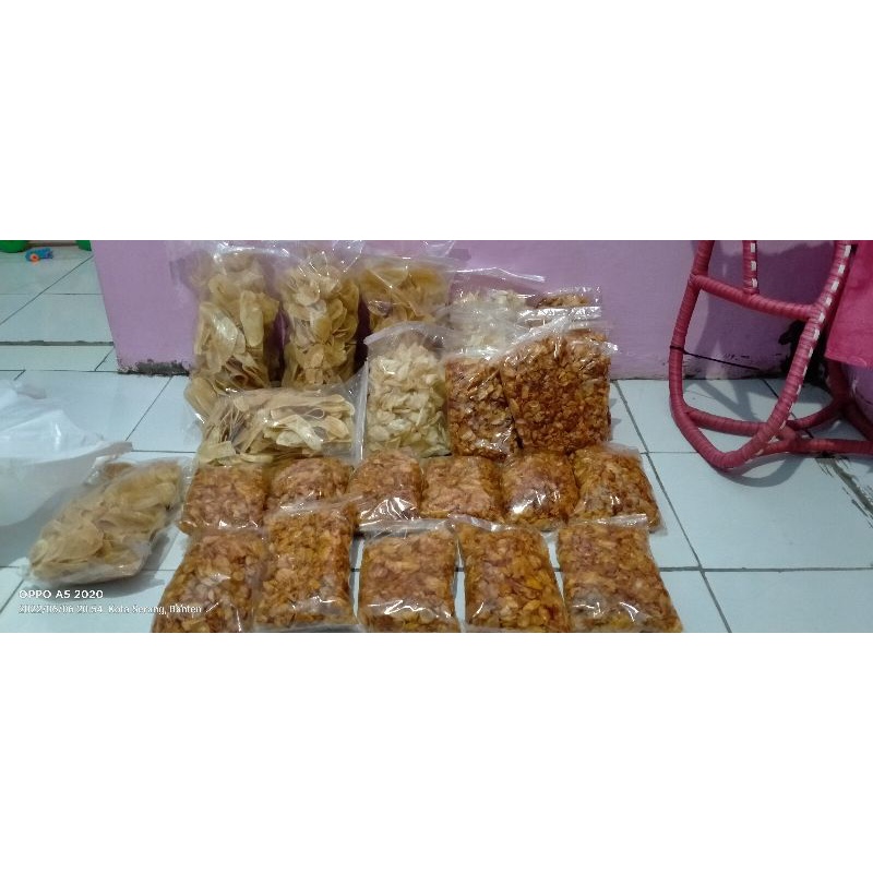 

kripik singkong pedes dan kripik singkong original.kripik pisang original