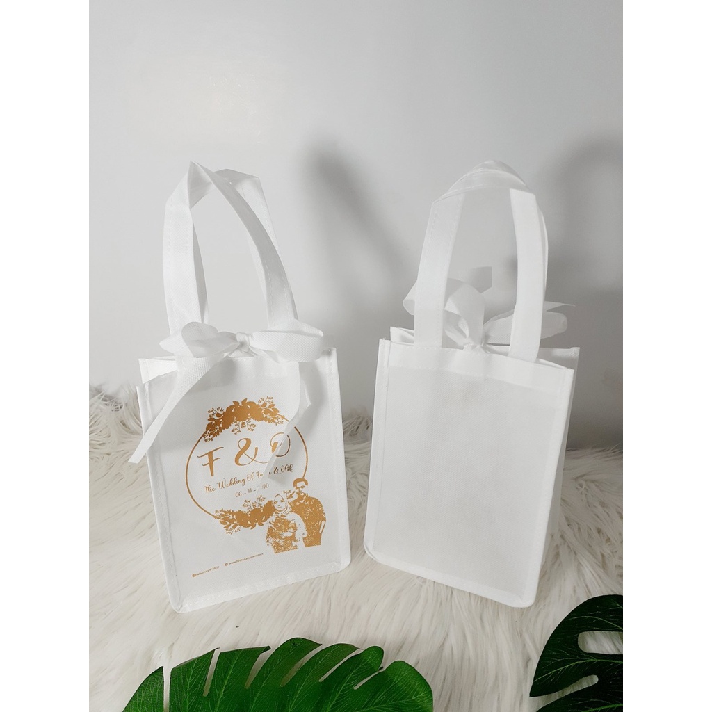 

Tas Souvenir Pernikahan Kotak Sablon Kombinasi Tali Pita Custom Foto