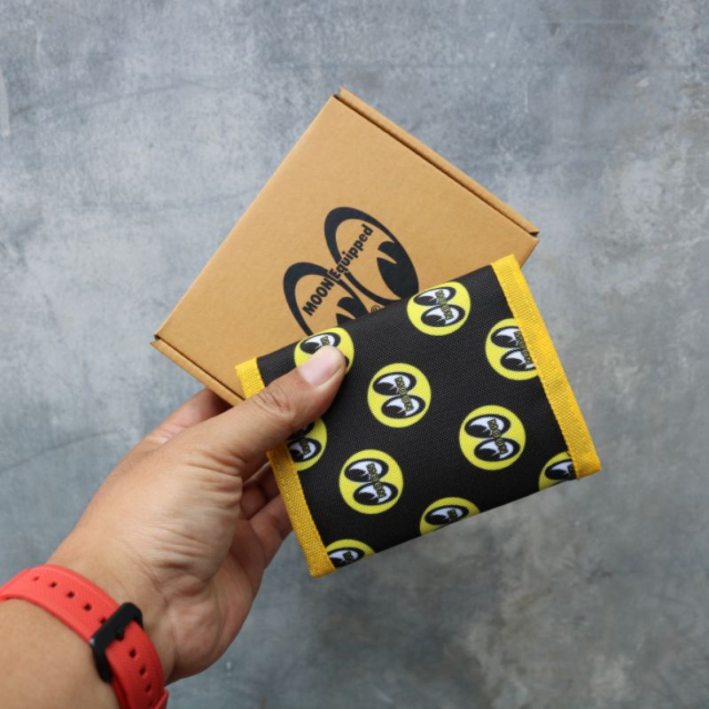 Dompet pria trifold mooneyes with strap