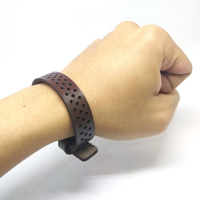 Gelang kulit asli laser cut motif bolong bracelet warna coklat PHAC320