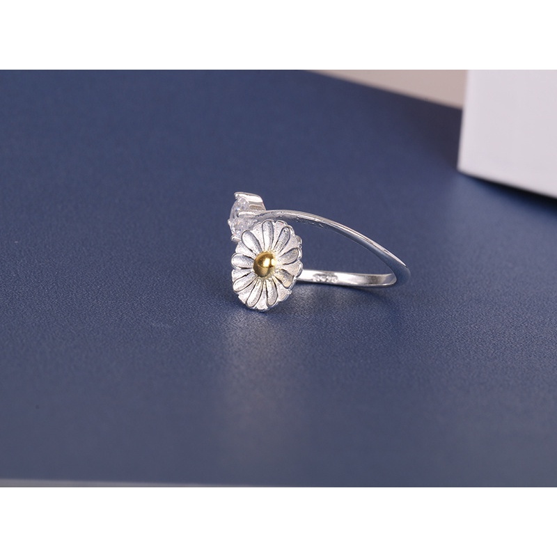 Cincin Bentuk Bunga Daisy Aksen Berlian | Cincin Bahan Stainless Steel | Aksesoris Wanita Untuk Hadiah