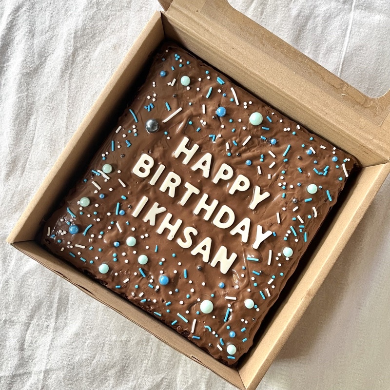 

Brownies Sprinkle Custom Tulisan Birthday / Ulang Tahun (Baca Deskripsi)