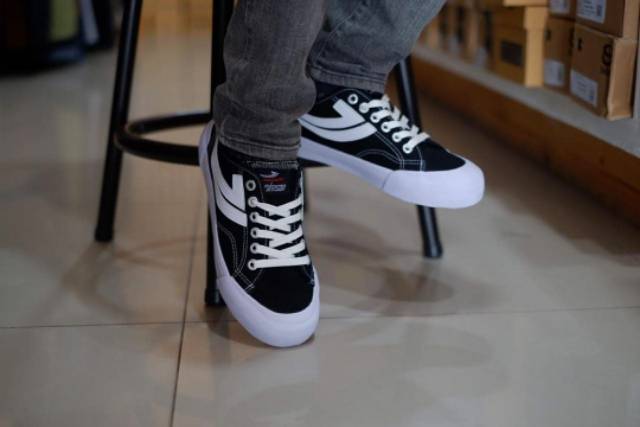 SEPATU JOHNSON LOW BLACK WHITE