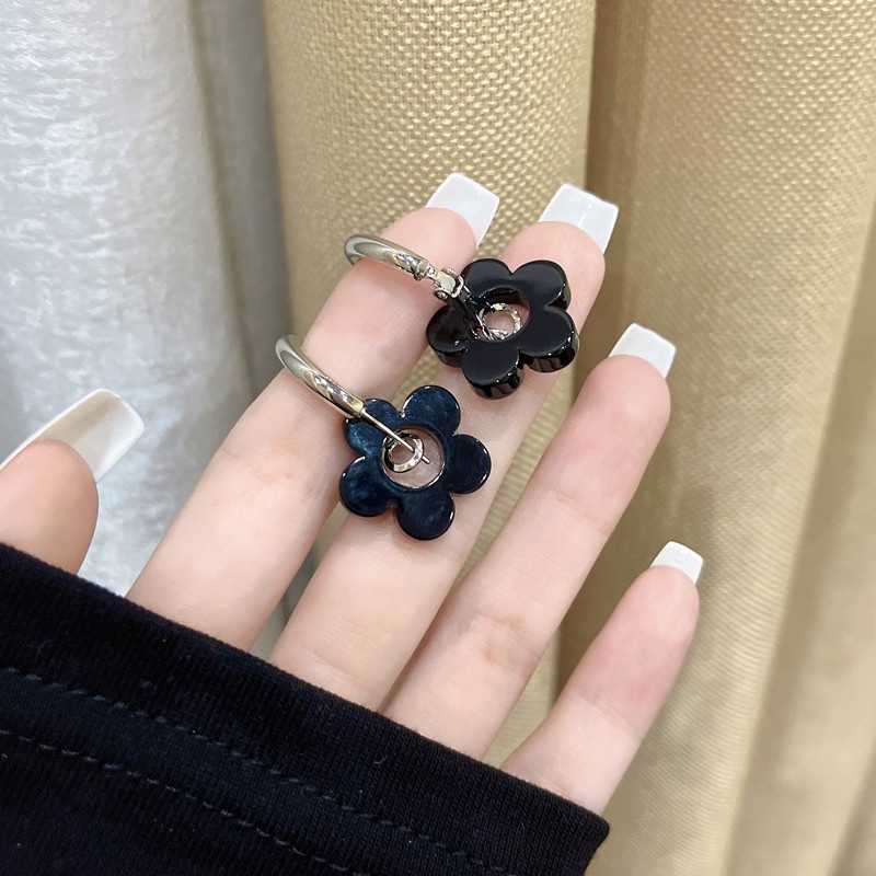 Anting Tusuk Motif Bunga Warna Hitam Untuk Wanita