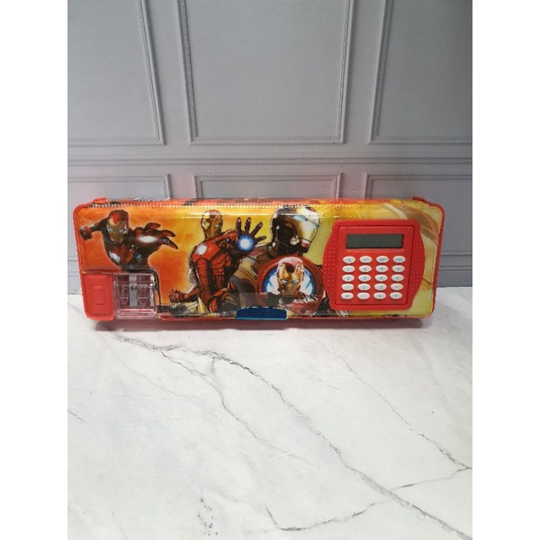 kotak pensil ada kalkulator/pencil case KALKULATOR/TEMPAT PENSIL MAGNET KALKULATOR-IRON MAN