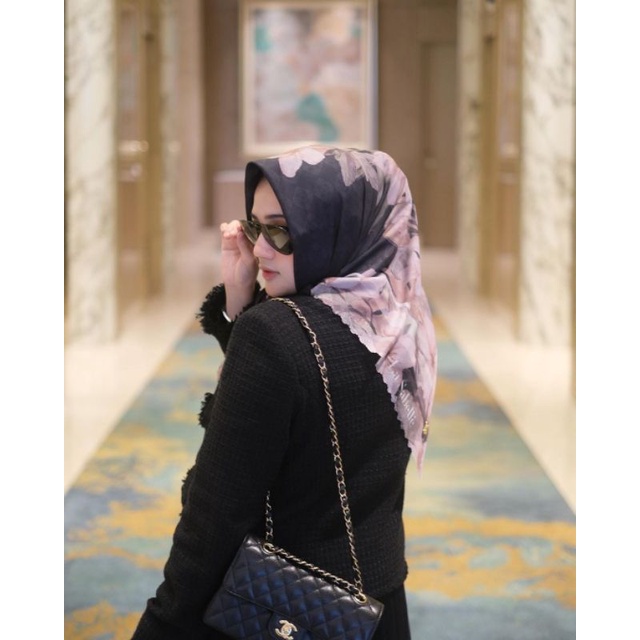 LASABELLE_Ceudah Lagoina Black Flower