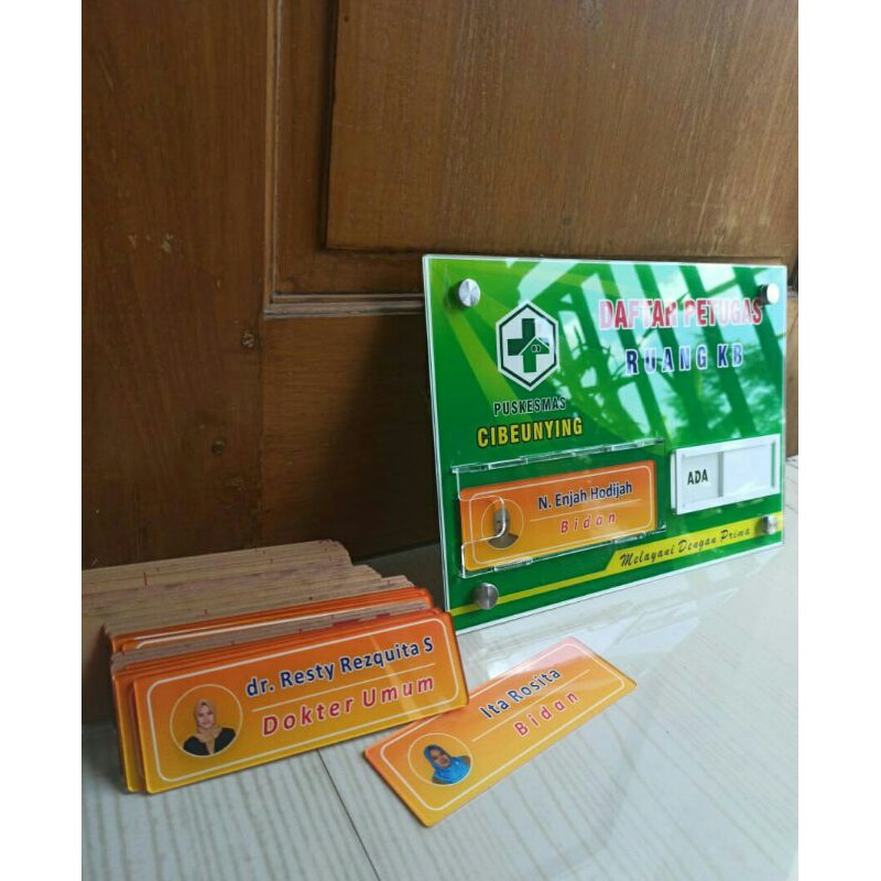 

Akrilik Papan Petugas Penberi Layanan Lengkap Isi 1 Slot