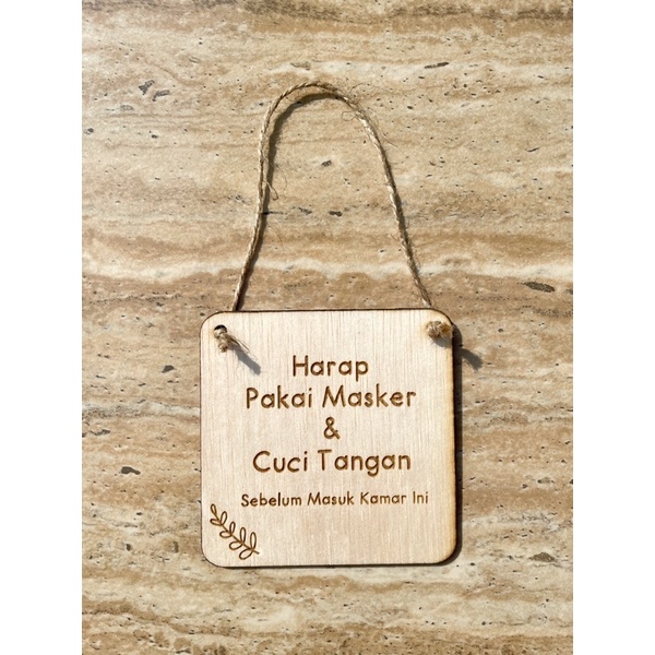 WOODEN PLAQUE PAKAI MASKER | PROPERTI FOTO