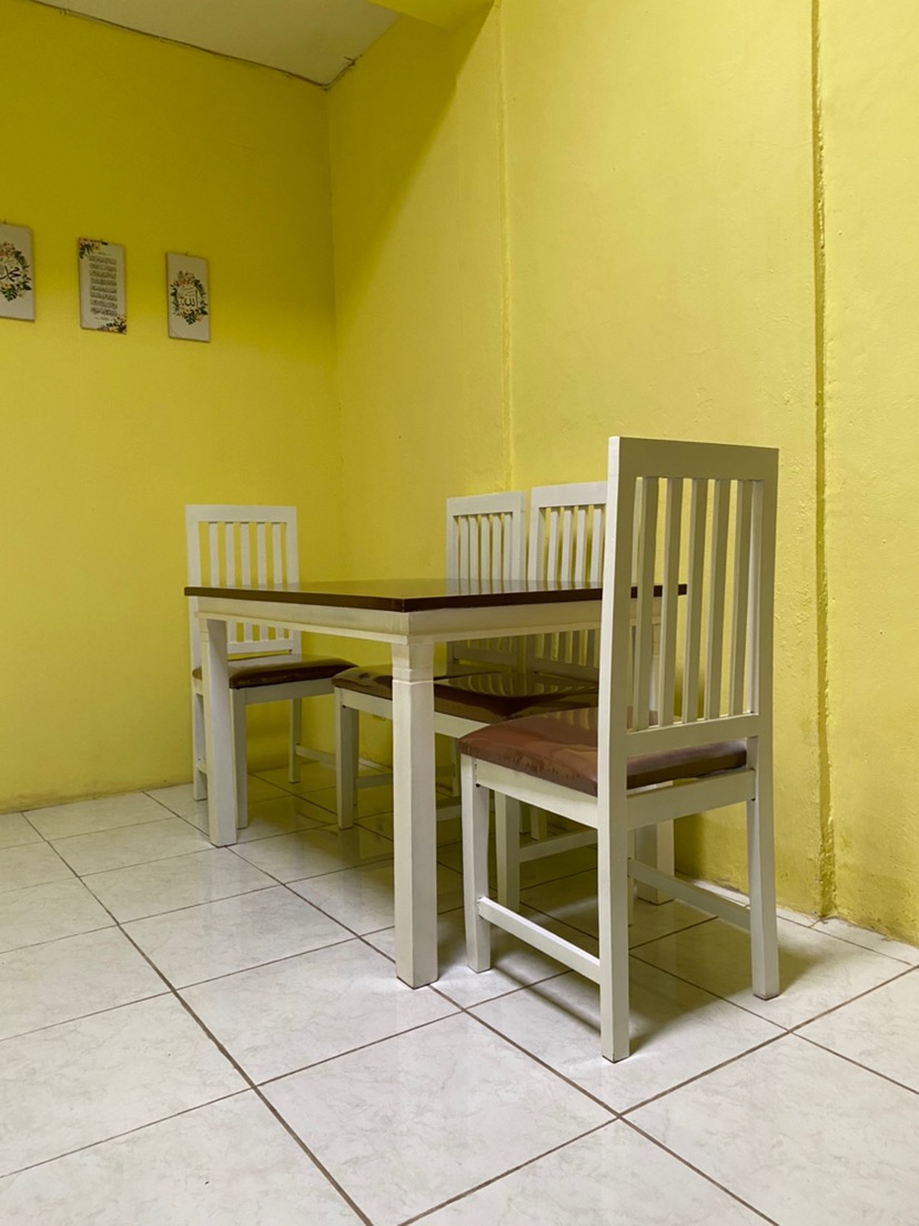 Meja Makan 4 Kursi Kayu Mahoni Dengan Kaca Bening 5 Mm