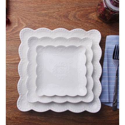 PIRING KERAMIK PUTIH BENTUK KOTAK PERSEGI MOTIF RENDA