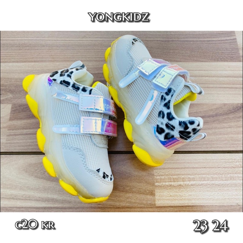 sepatu anak led kuning