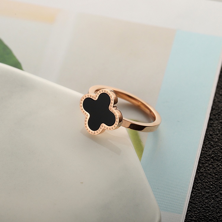 Cincin Wanita Desain Daun Semanggi Bahan Titanium Warna Hitam Dan Rose Gold Untuk Wanita