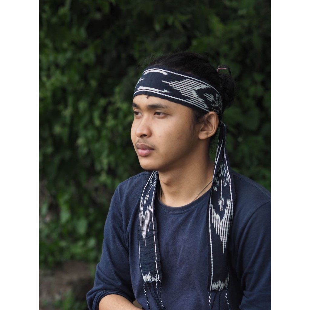 Ikat Kepala Tenun Etnik Dayak Kalimantan