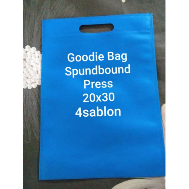 

Goodiebag Spunboun Press + sablon 1 sisi 1 warna tersedia warna merah, orange, biru, hitam, hijau
