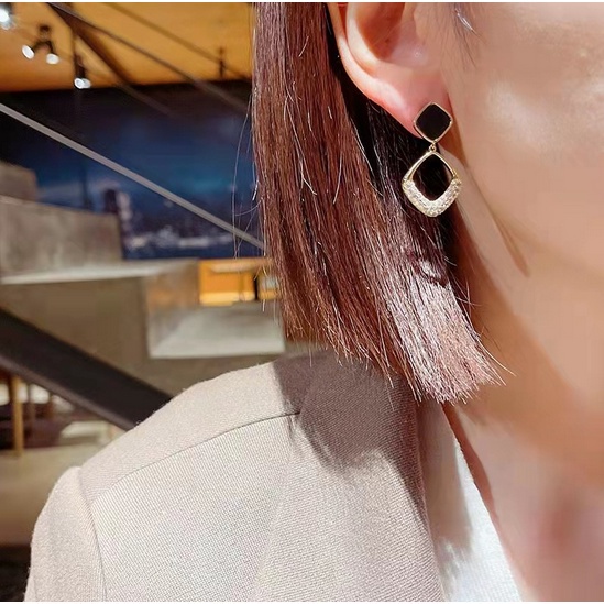 ANTING TITANIUM KOREA PEREMPUAN DEWASA MOTIF KOTAK HITAM BERLIAN GIWANG AKSESORIS ANT84