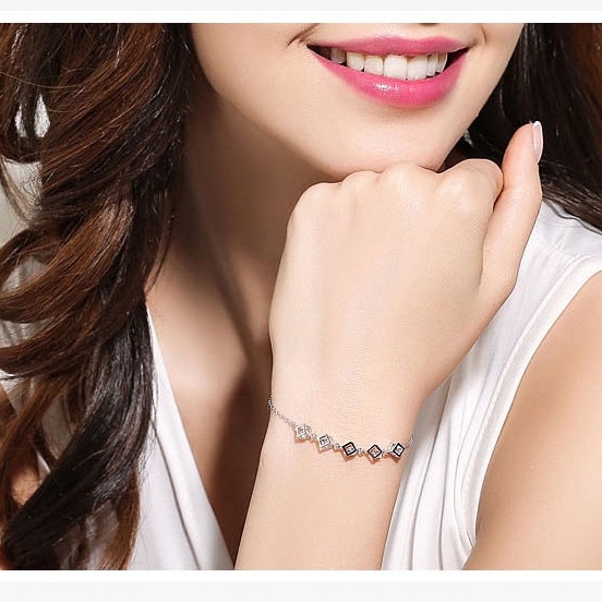 Gelang Bentuk Kubus Model Hollow Bahan Stainless Steel Untuk Wanita