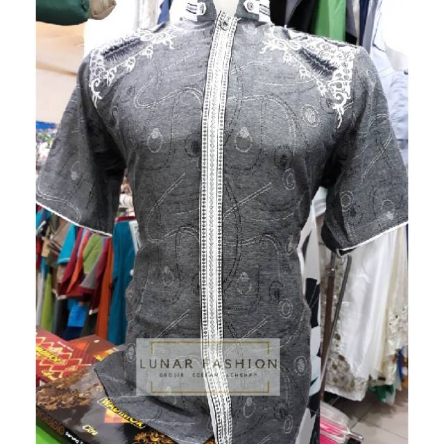 Koko Arroyan lengan pendek abu-abu