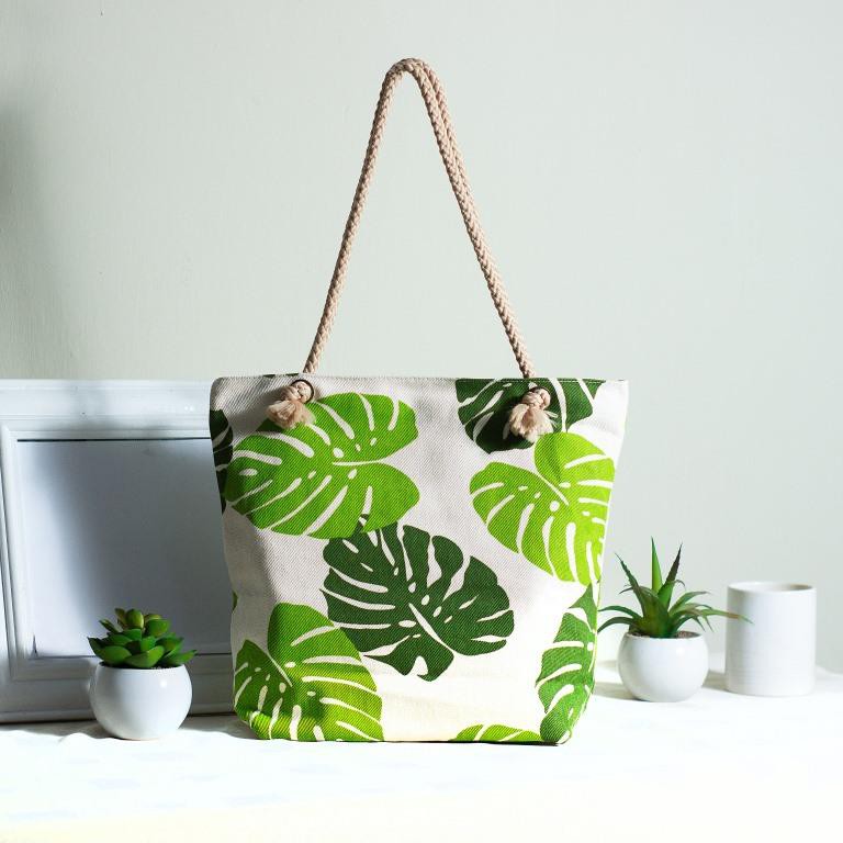 RIENS COLLECTIONS. TOTEBAG TALI SUMBU BAHAN KANVAS MOTIF MONSTERA HIJAU. TAS KANVAS. TAS JOGJA. SOUVENIR JOGJA