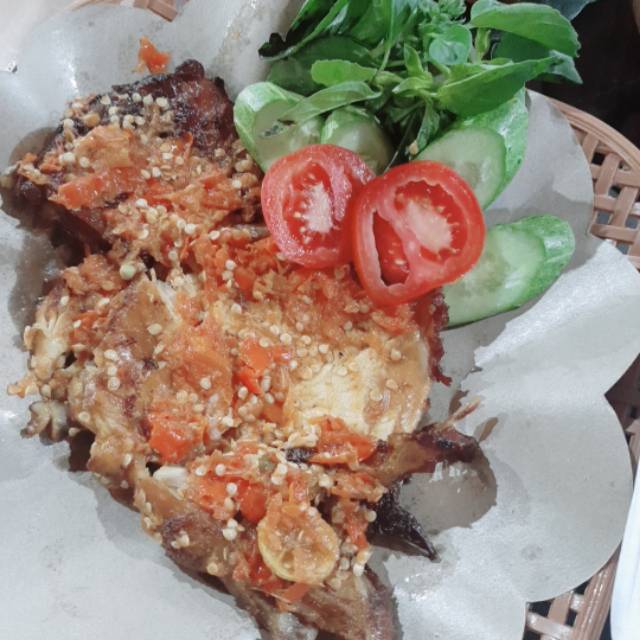 

Ayam geprek spesial sambel bawang khas geol sambel