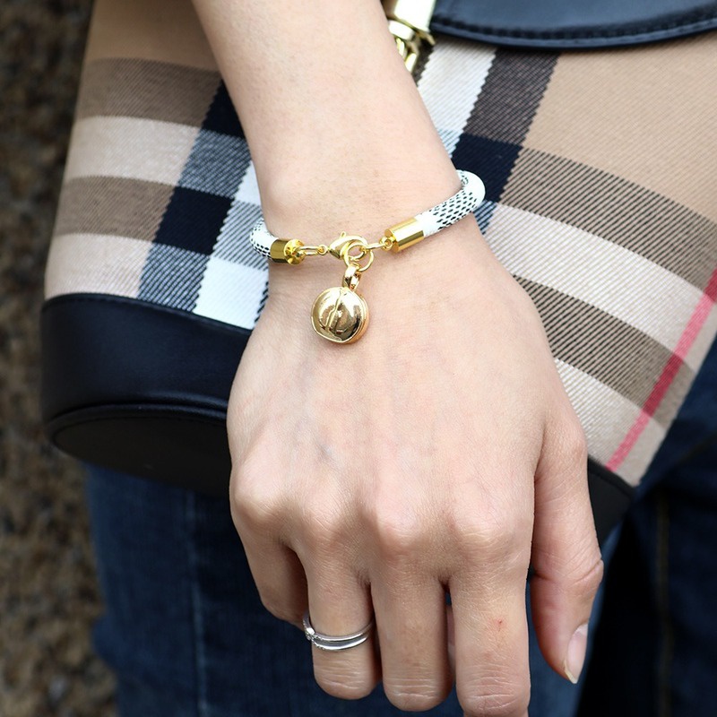 Gelang Kulit Dengan Liontin Tas Bulat Kecil Bahan Stainless Steel Untuk Wanita