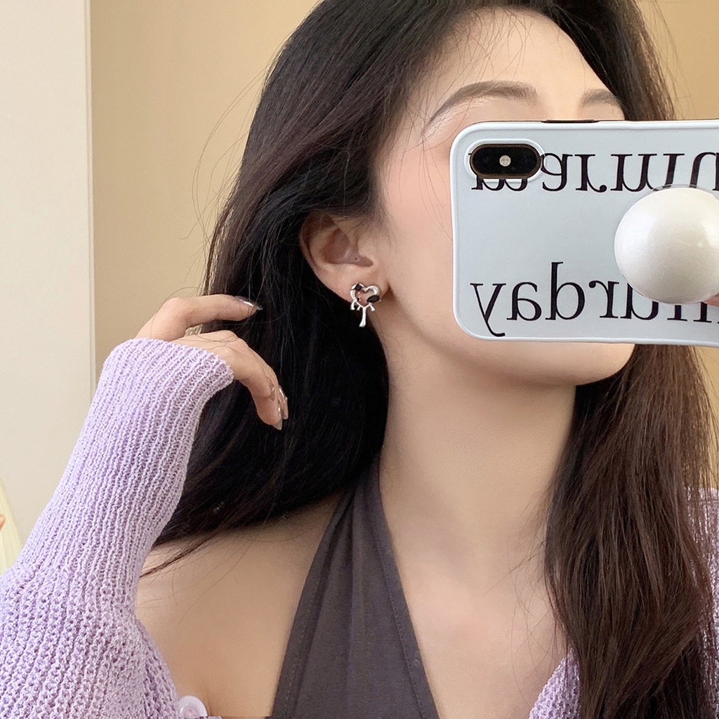 Anting Tusuk Motif Hati Simple Ala Korea Warna Hitam Untuk Wanita